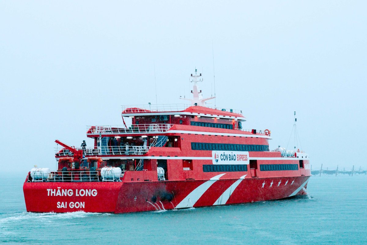 Du khách di chuyển từ Vũng Tàu đến Côn Đảo trên tàu Thăng Long. Ảnh: ĐVCC