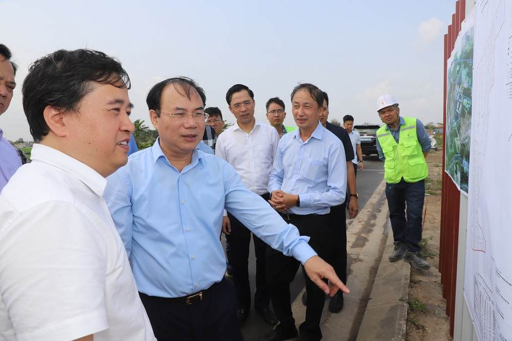 Đoàn công tác Bộ Xây dựng kiểm tra thực tế một dự án nhà ở xã hội trên địa bàn tỉnh Hưng Yên. Ảnh: Tất Đạt