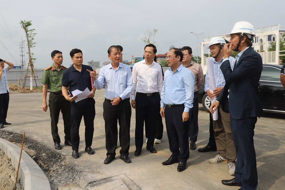 Leaders of the Ministry of Construction, the Provincial People's Committee and delegates inspect the progress of social housing projects in the province. Photo: Tat Dat
