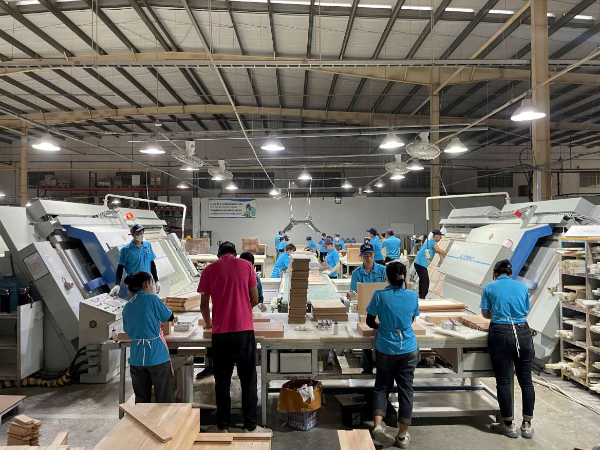 Việc tăng lương nhằm chia sẻ khó khăn với người lao động. Ảnh: Đình Trọng