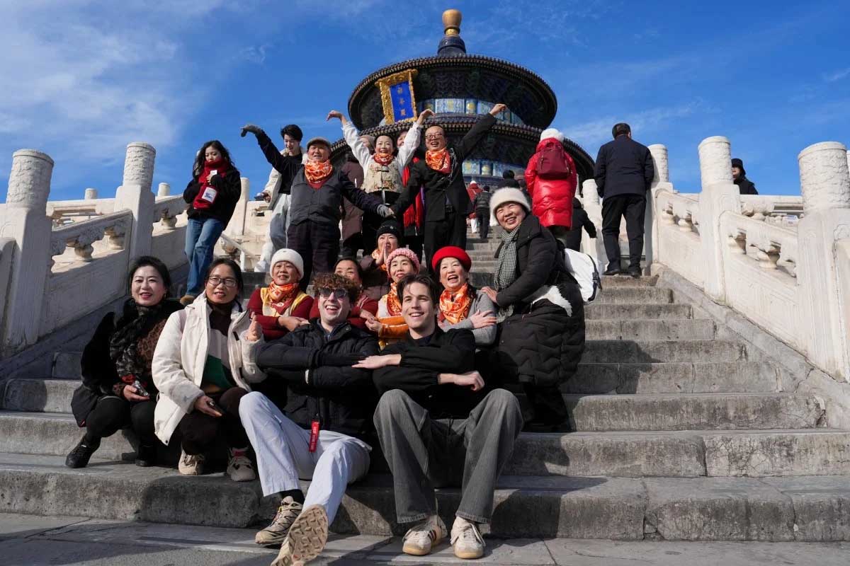 Tourists take photos at Thien Dan Park in Beijing (China). Photo: Xinhua