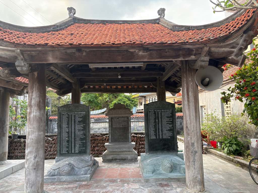 Bia đá nơi ghi danh những người là 