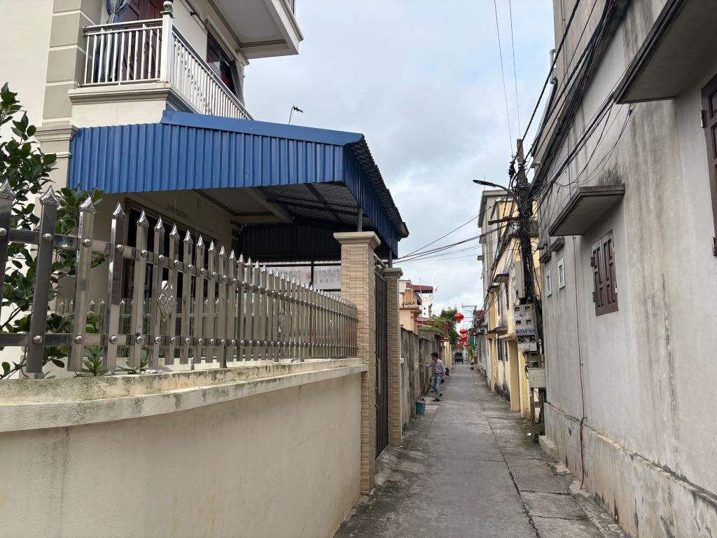 Đường làng sạch sẽ, thẳng tăm tắp. Ảnh: Bảo Hân 