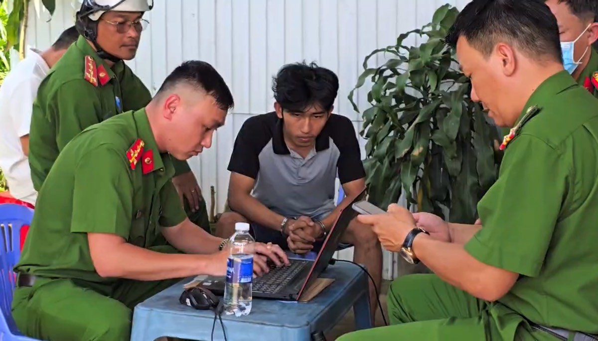 Police temporarily detain young man chasing and smashing taxi due to conflict with wife