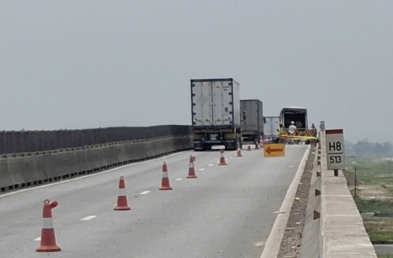 Nhóm công nhân đang sửa chữa đoạn giữa cầu và sẽ hoàn thành vào cuối chiều 25.3. Ảnh: Trần Tuấn