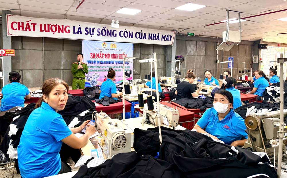Nam Phuoc Commune Trade Union coordinates with the Commune Police to organize a program to announce the model "Labor Safety Culture in the Workplace". Photo: Nam Phuoc Trade Union.