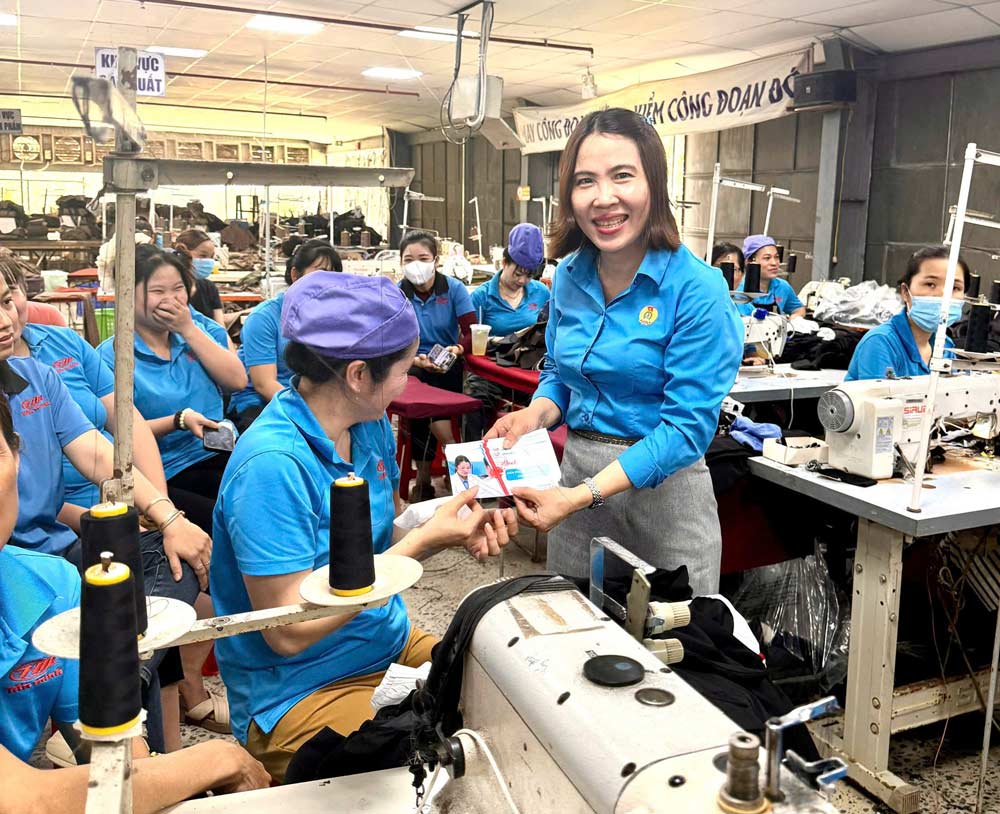 Công đoàn xã Nam Phước trao tặng phiếu khám bệnh miễn phí cho nữ đoàn viên do Bệnh viện Đa khoa Tâm Trí Quảng Nam tài trợ. Ảnh: Công đoàn Nam Phước.