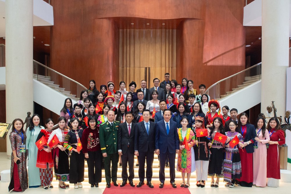 Ensuring a reasonable structure for the contingent of ethnic minority officials in state agencies. In the photo, Deputy Prime Minister Mai Van Chinh and delegates attend the ceremony to commend outstanding ethnic minority students and youth in 2025. Photo: VGP