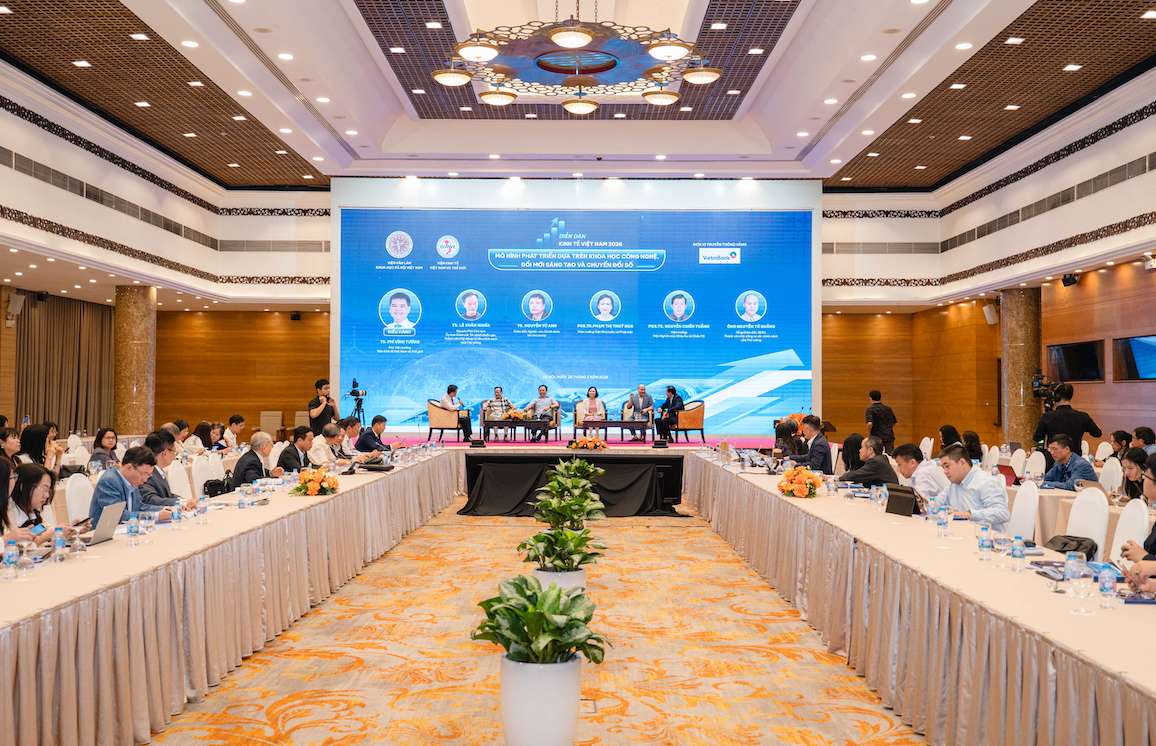 Phiên thảo luận tại Diễn đàn. Ảnh: Thạch Lam 