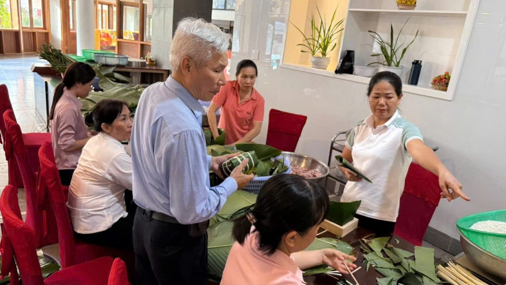 For Mr. Tong Duy Tinh, the initiative to apply it to bring economic efficiency, create jobs and stable income for workers is the greatest motivation for managers. In the photo, Mr. Tinh organizes Chung cake wrapping for workers during the 2026 Lunar New Year. Photo: NVCC