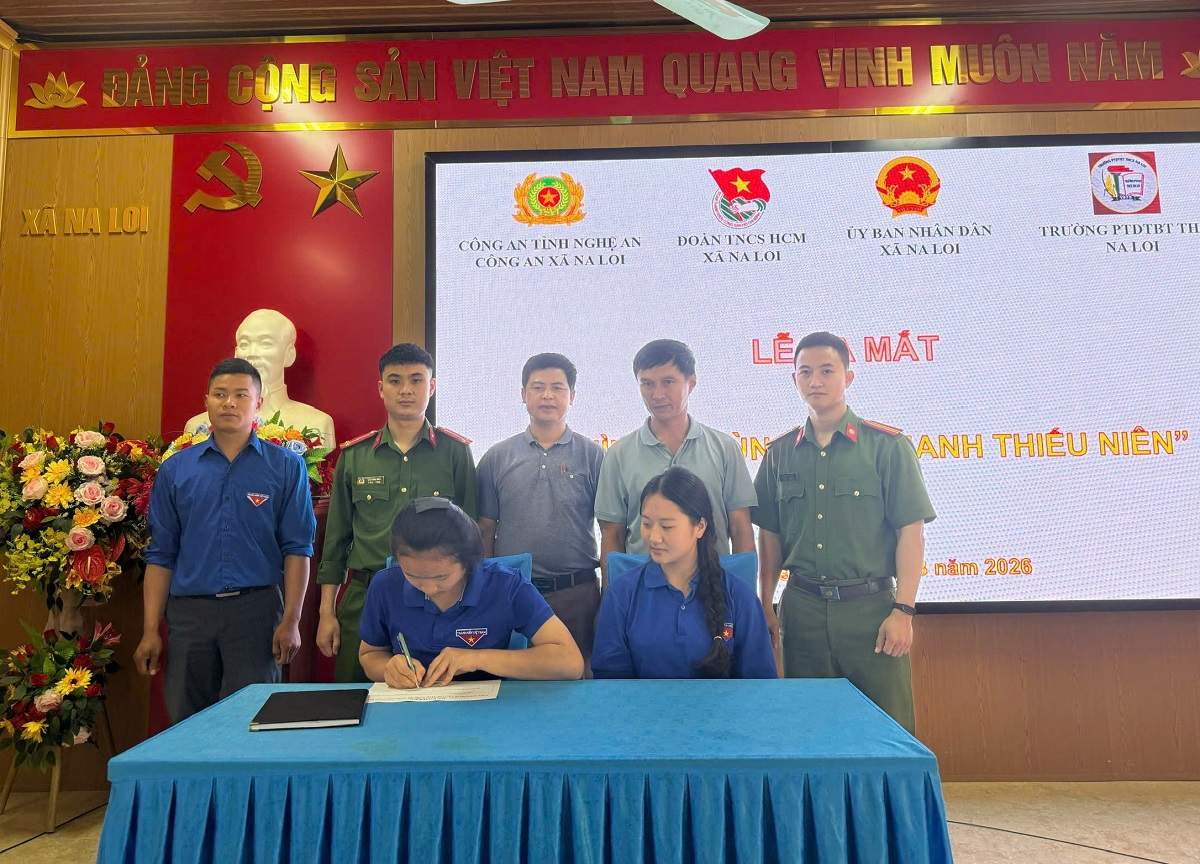 Na Loi Commune Police launch the "3 togethers with teenagers" model. Photo: Ngoc Anh