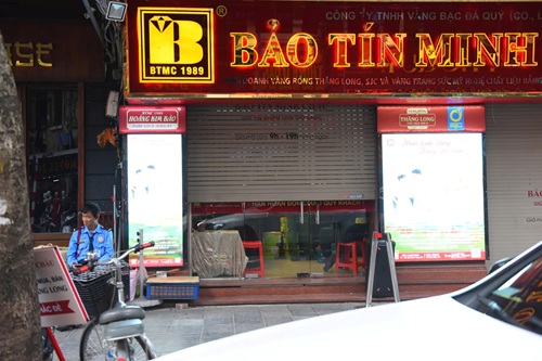 Công an xuất hiện tại cửa hàng Bảo Tín Minh Châu ở Hà Nội. Ảnh: Trọng Phú
