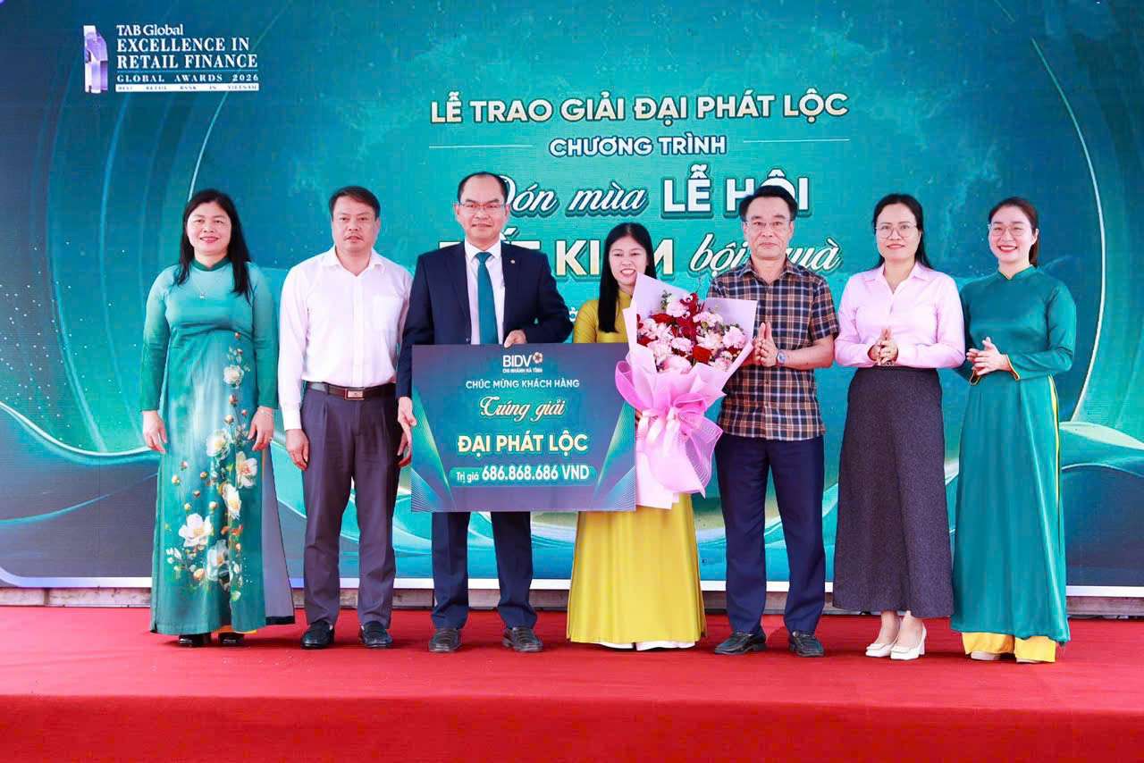 Representatives of BIDV Ha Tinh award prizes to customers who deposit savings and win the "Dai Phat Loc" prize. Photo: BIDV