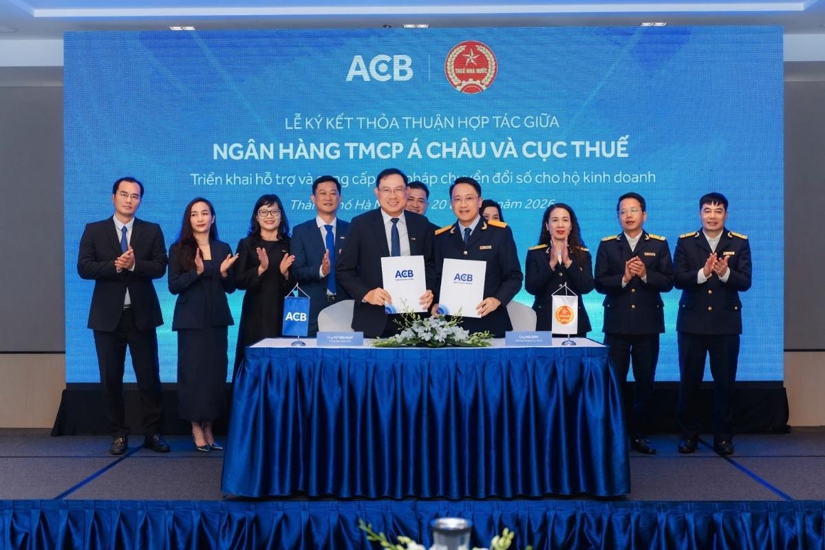 Đại diện Cục Thuế Ông Mai Sơn - Phó Cục trưởng Cục Thuế ký kết thỏa thuận hợp tác cùng đại diện ACB Ông Từ Tiến Phát - Tổng Giám đốc ACB. Ảnh: ACB