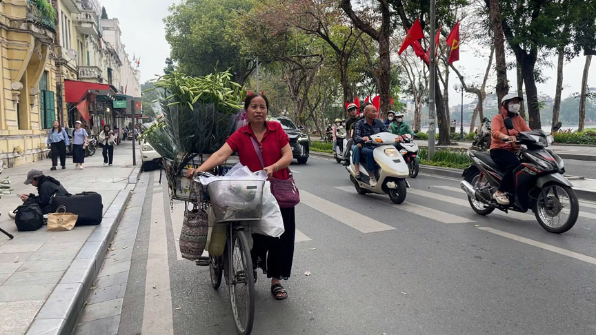 Hoa loà kèn bắt đầu xuống phố những ngày cuối tháng 3. Ảnh: Hân Nghiên