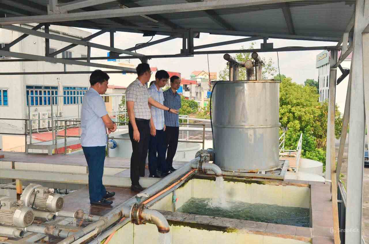 The working group inspected and took clean water samples at Hung Ha Water Enterprise for testing and quality assessment. Photo: Hung Ha Commune General Service Center