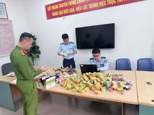 Hà Nội thu giữ gần 400 sản phẩm thuốc lá điện tử vi phạm pháp luật. Ảnh: CAHN