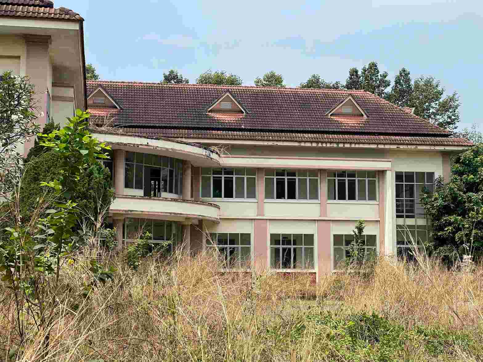 Old headquarters of thousands of square meters in Ho Chi Minh City abandoned. Photo: Dinh Trong