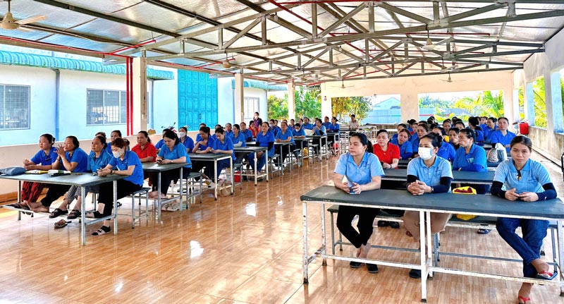 Dien Ban Ward Trade Union organizes reproductive health care counseling for female union members and workers. Photo: Da Nang Trade Union
