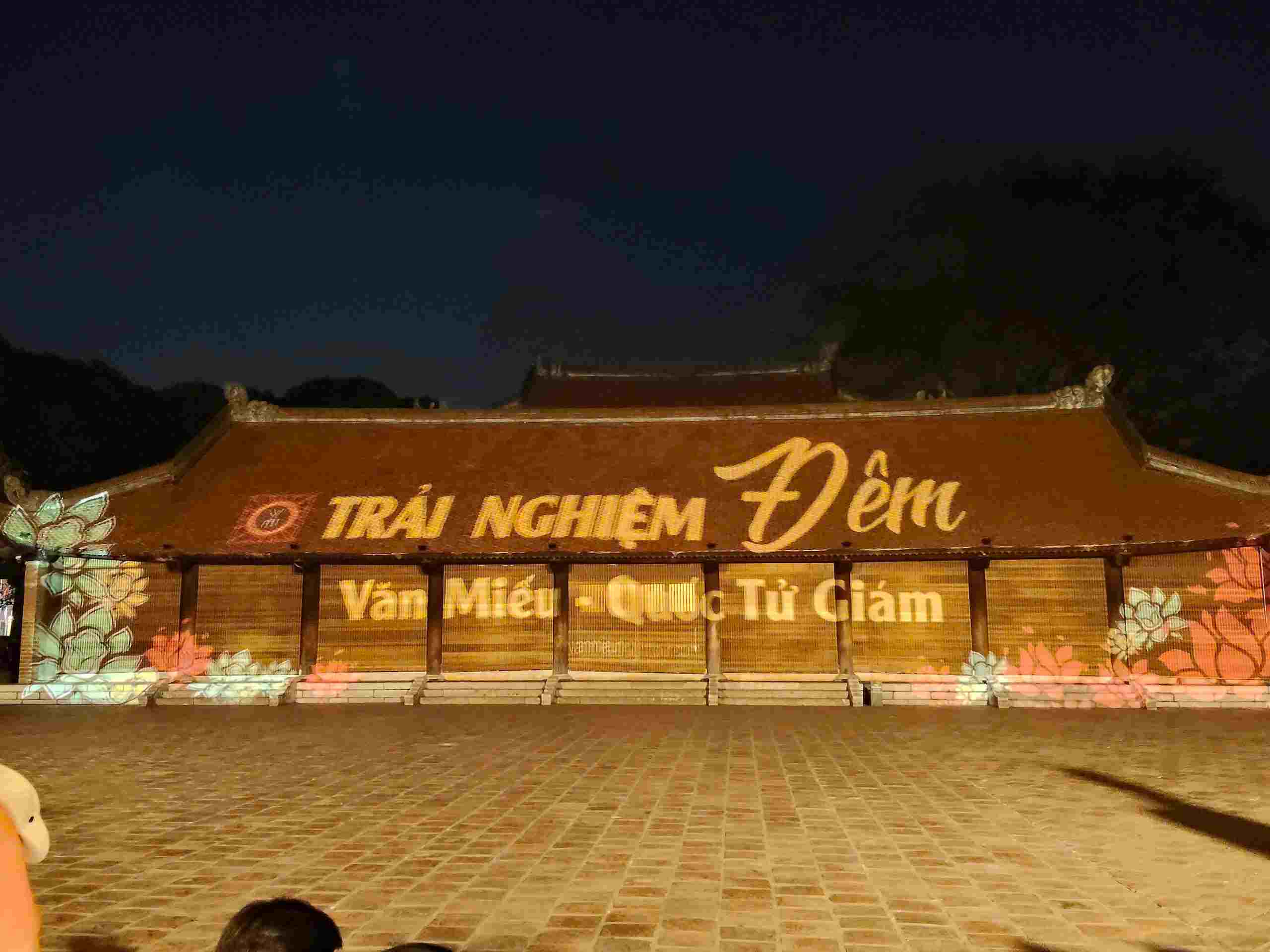 Tour đêm tại Văn Miếu - Quốc Tử Giám. Ảnh: Thanh Trúc