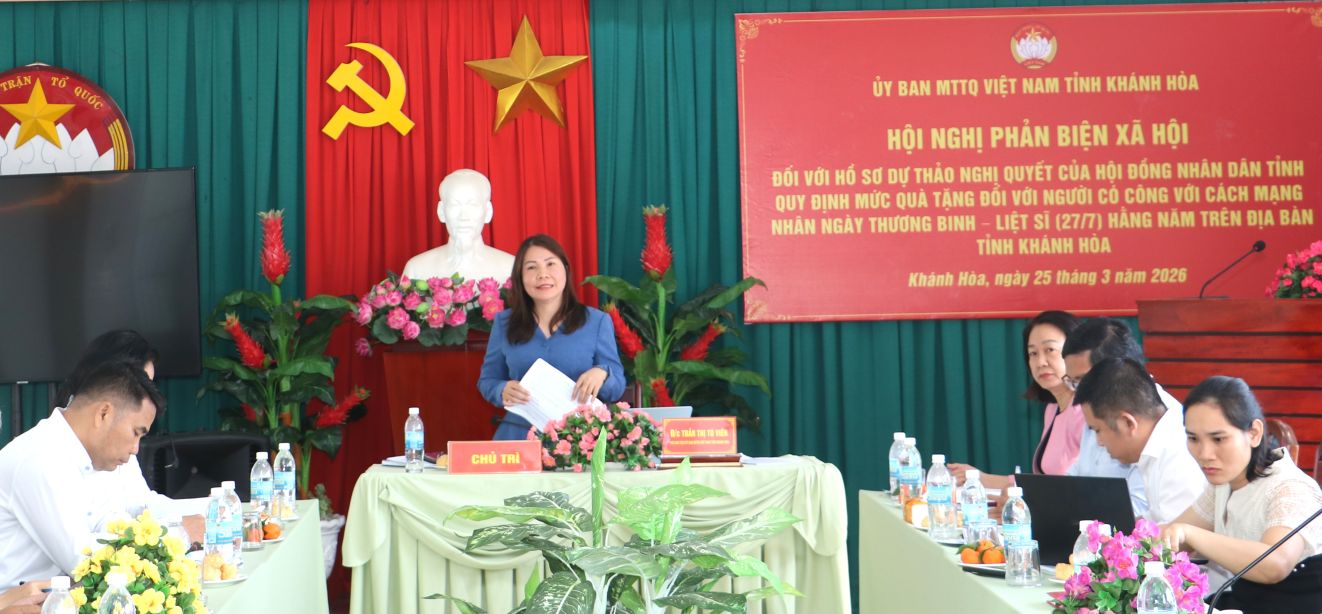 Los líderes del Comité del Frente de la Patria de Vietnam de la provincia de Khanh Hoa reciben las opiniones sobre el Proyecto de Resolución del Consejo Popular Provincial que regula el nivel de regalos para las personas con méritos revolucionarios en el Día de los Inválidos de Guerra y los Mártires (27 de julio) cada año en el área. Foto: Phuong Linh