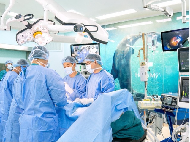 The operating room is designed according to strict international standards with a focus on infection control and ensuring patient safety. Photo: Hoan My