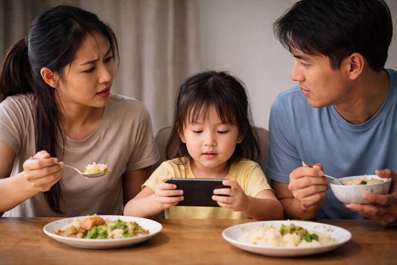 Parents have headaches when their children abuse phones. Graphics: Lam Thanh