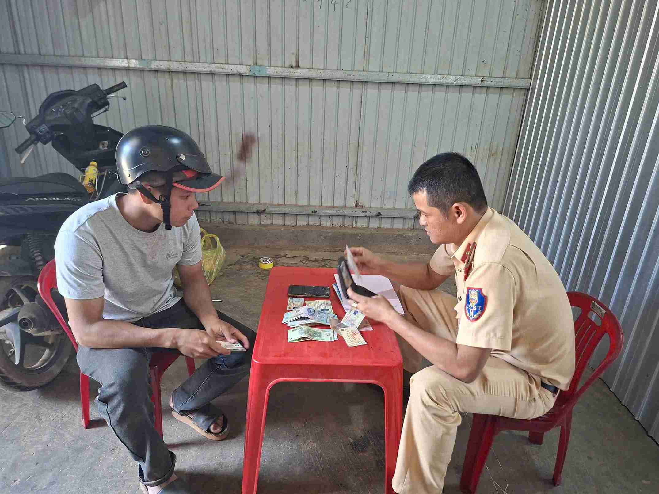 Sau khi nhặt được ví tiền và điện thoại, Tổ Cảnh sát Giao thông số 6 nhanh chóng xác minh trả lại cho người dân đánh rơi. Ảnh: Công an cung cấp 