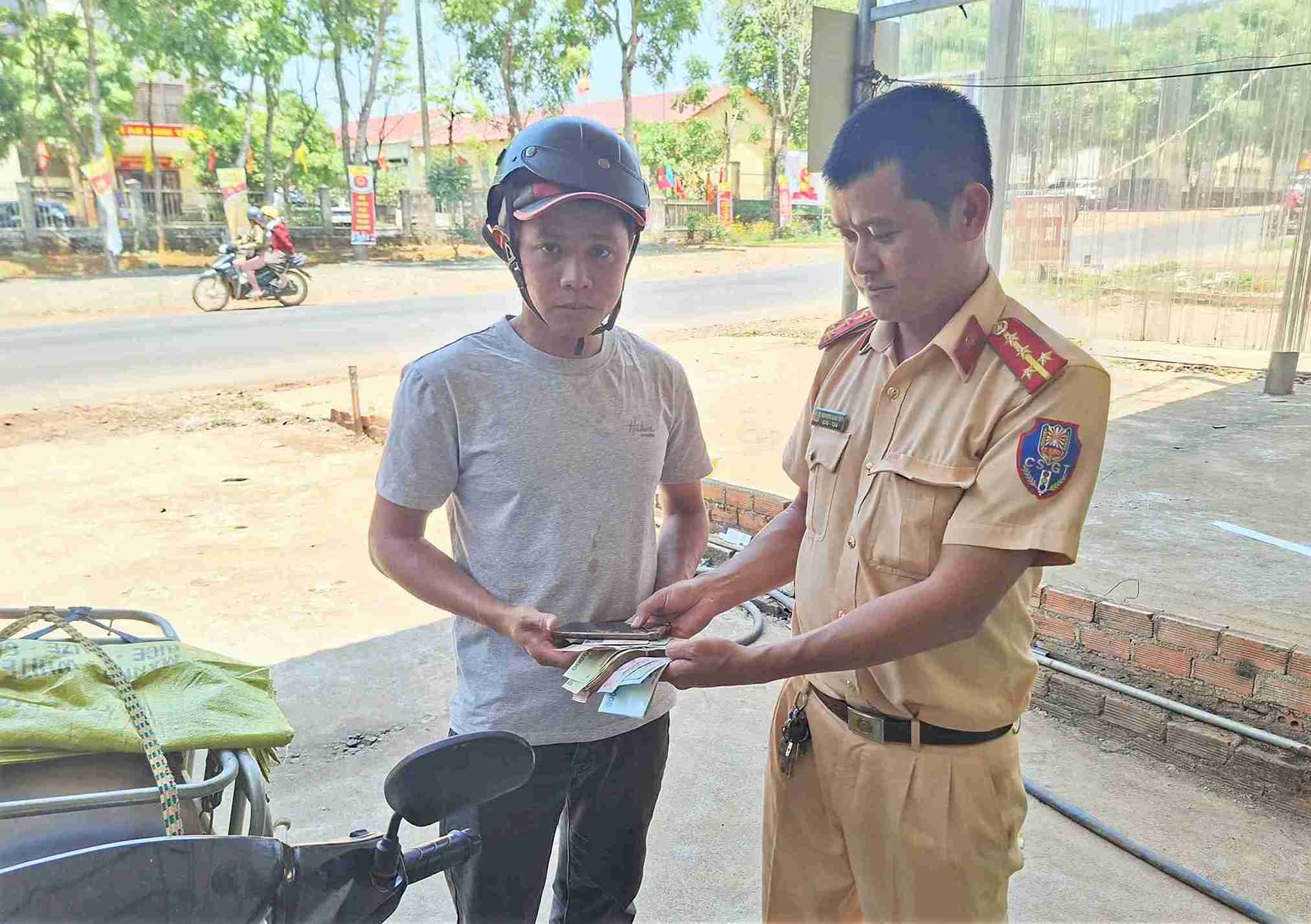 La Policía de Tráfico de la Policía de Lam Dong devuelve la propiedad perdida al Sr. Nguyen Huu Dat. Foto: Proporcionada por la Policía
