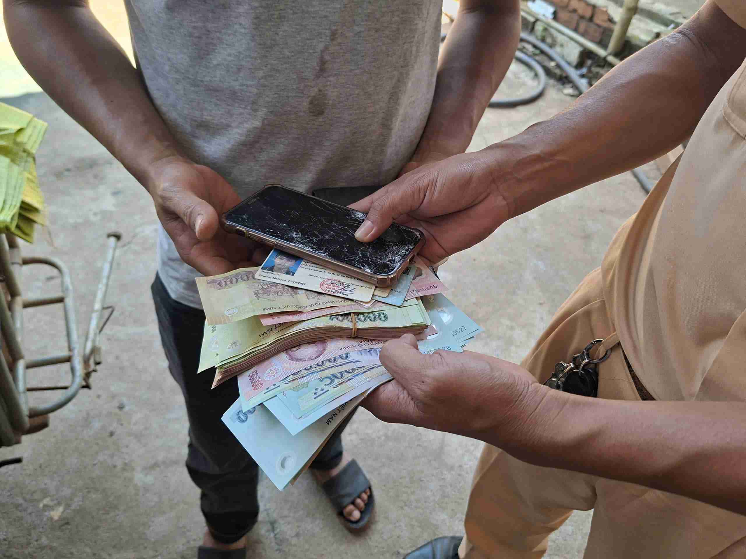 Số tiền gần 30 triệu đồng và điện thoại di động mà các cán bộ, chiến sĩ Tổ CSGT số 6 Công an Lâm Đồng nhặt được. Ảnh: Công an cung cấp 