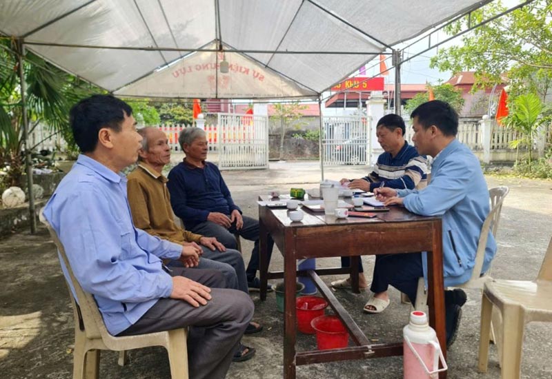 Many households in hamlet 5, Ha Trung commune, Thanh Hoa province are upset and reflect on the situation of Sahuntai Vietnam Shoe Material Processing Co., Ltd. producing causing pollution. Photo: Minh Hoang