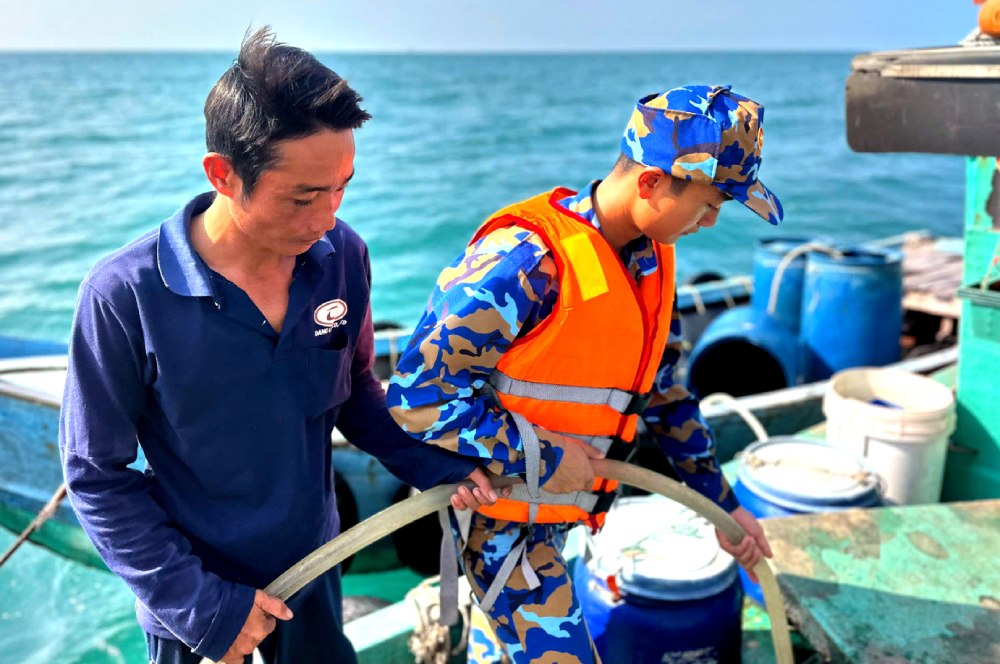 Cage fishermen on the island take advantage of receiving water from the forces of Naval Region 5 Command. Photo: Dinh Thang