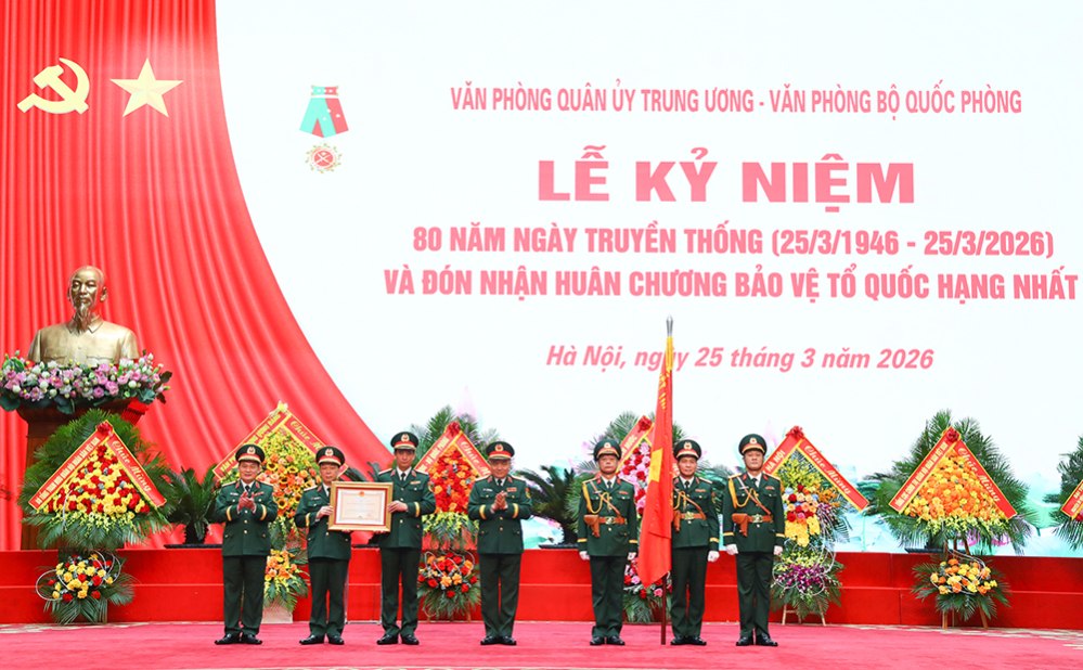 Thượng tướng Nguyễn Văn Hiền trao Huân chương Bảo vệ Tổ quốc hạng Nhất tặng Văn phòng. Ảnh: Bộ Quốc phòng