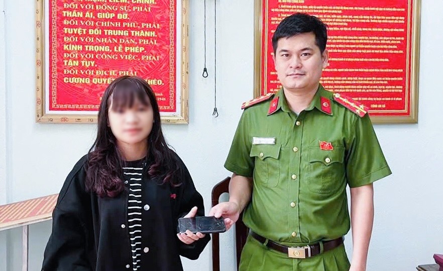 落とし物を拾ったクアンチ省の学生が警察に提出。写真:トゥエンラムコミューン警察
