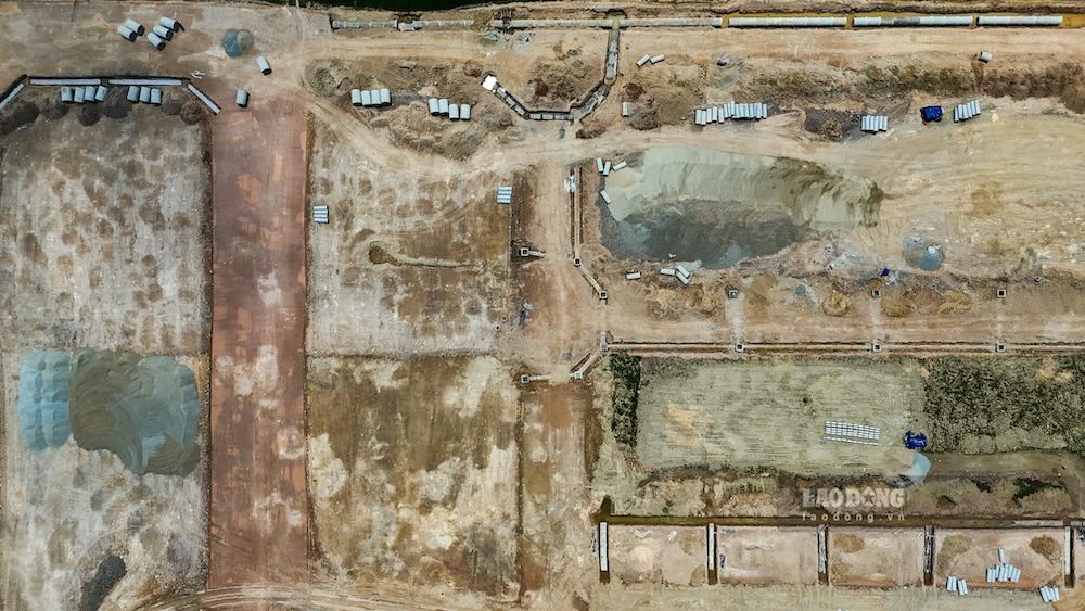 Ghi nhận của PV báo Lao Động trưa 25.3 tại khu tái định cư ở phường Vỹ Dạ, công nhân tất bật làm việc, nhiều mũi thi công hoạt động liên tục trên công trường.