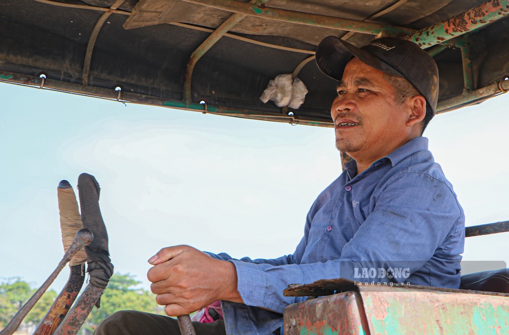 Ông Hồ Hòa (43 tuổi, công nhân Công ty Cổ phần Đường bộ số 1 Thừa Thiên Huế) cho biết việc xuyên trưa là bình thường nhằm đẩy nhanh tiến độ, sớm hoàn thành các hạng mục. 