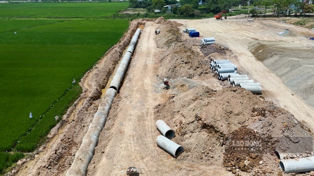 Theo bà Võ Thị Anh Thư – Chủ tịch UBND phường Vỹ Dạ, khu TĐC phục vụ dự án đường sắt tốc độ cao Bắc – Nam (HTKT TĐC – 06) đã hoàn thành thu hồi mặt bằng khoảng 2,2ha, ảnh hưởng 24 hộ dân; công tác thi công đang được triển khai đồng bộ và vượt kế hoạch. 