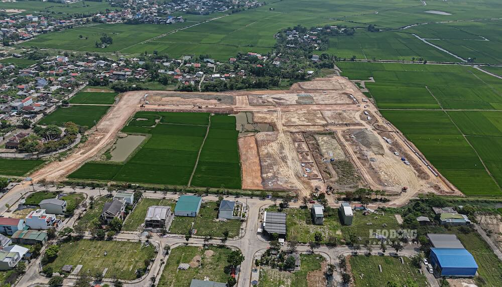 Trên hình là toàn cảnh một trong những khu tái định cư phục vụ dự án đường sắt tốc độ cao Bắc – Nam tại phường Vỹ Dạ (TP Huế) đang được triển khai sôi nổi, nhiều hạng mục đồng loạt thi công.