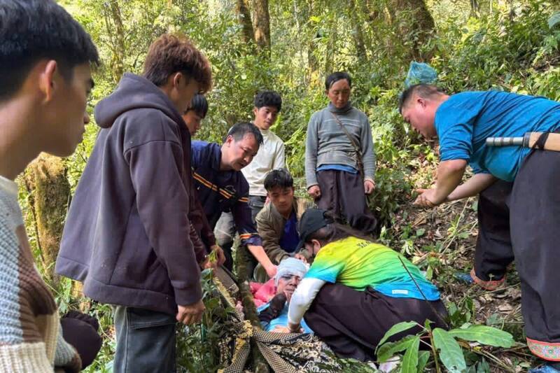 Mr. Dang Van Hung, who got lost in the forest in Nam Nghep village, Ngoc Chien commune, Son La province, was safely rescued by functional forces and people. Photo: Fire and Rescue Police Team Area 2 (Son La Provincial Police)
