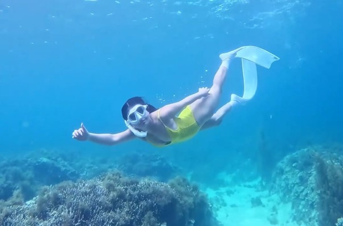 Du khách trải nghiệm chụp ảnh dưới nước. Ảnh: Duy Tuấn 