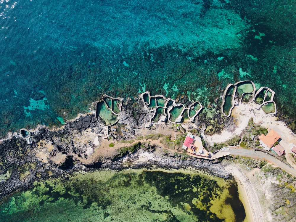 Một điểm du lịch thu hút khách ở đảo Phú Quý. Ảnh: Duy Tuấn 