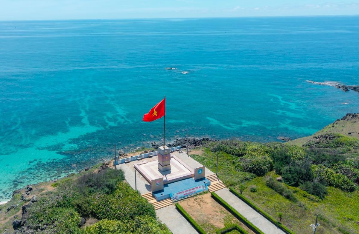 Cột cờ chủ quyền ở Đặc khu Phú Quý. Ảnh: Hữu Hiếu