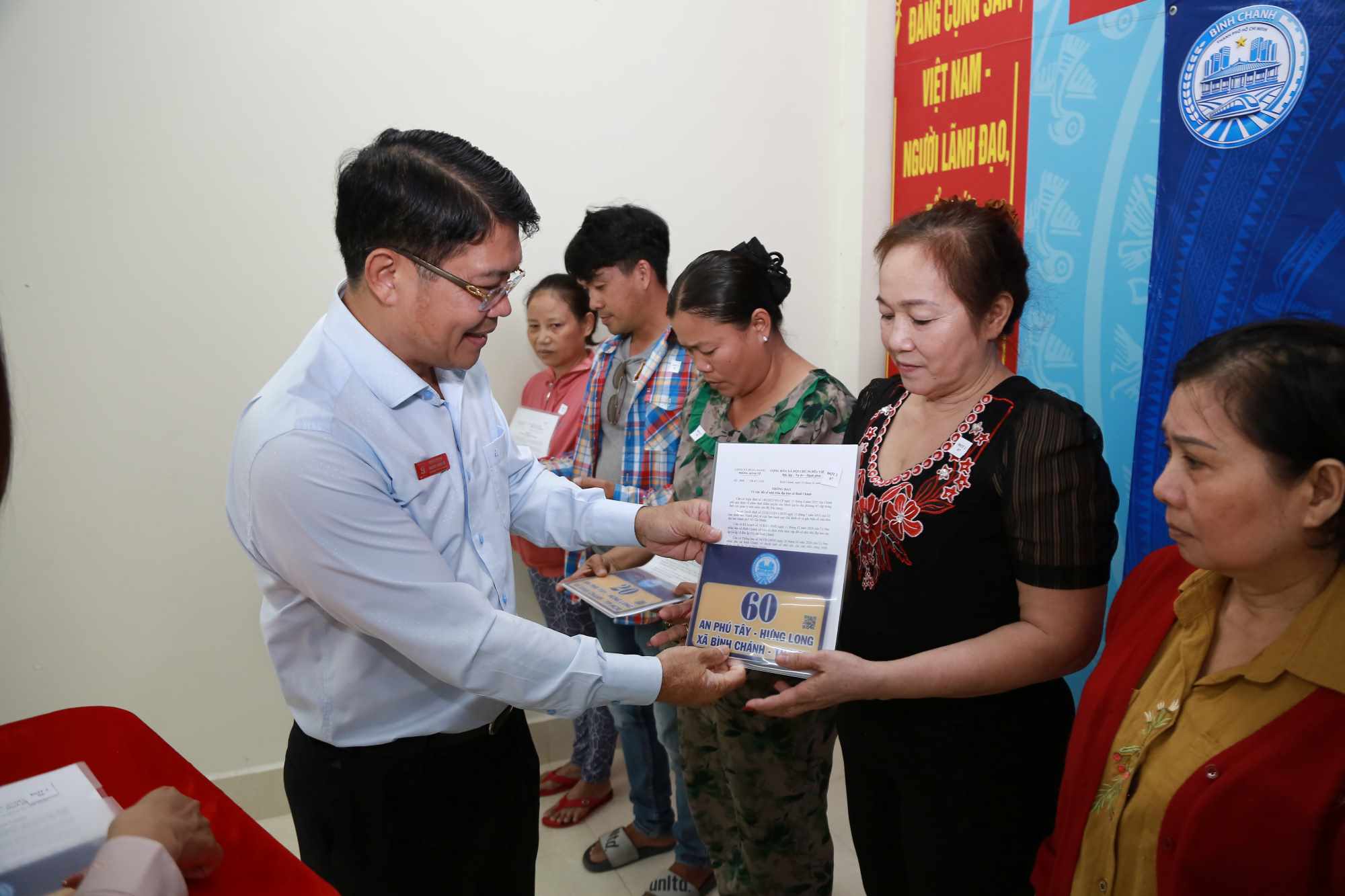 People in Binh Chanh commune excitedly receive new house numbers. Photo: Minh Tam