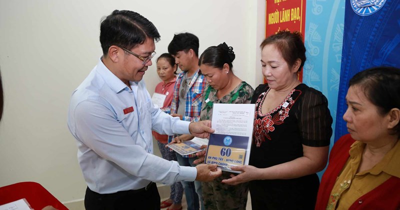 TP.HCM: Dân nhận số nhà mới, không còn lo lạc đường