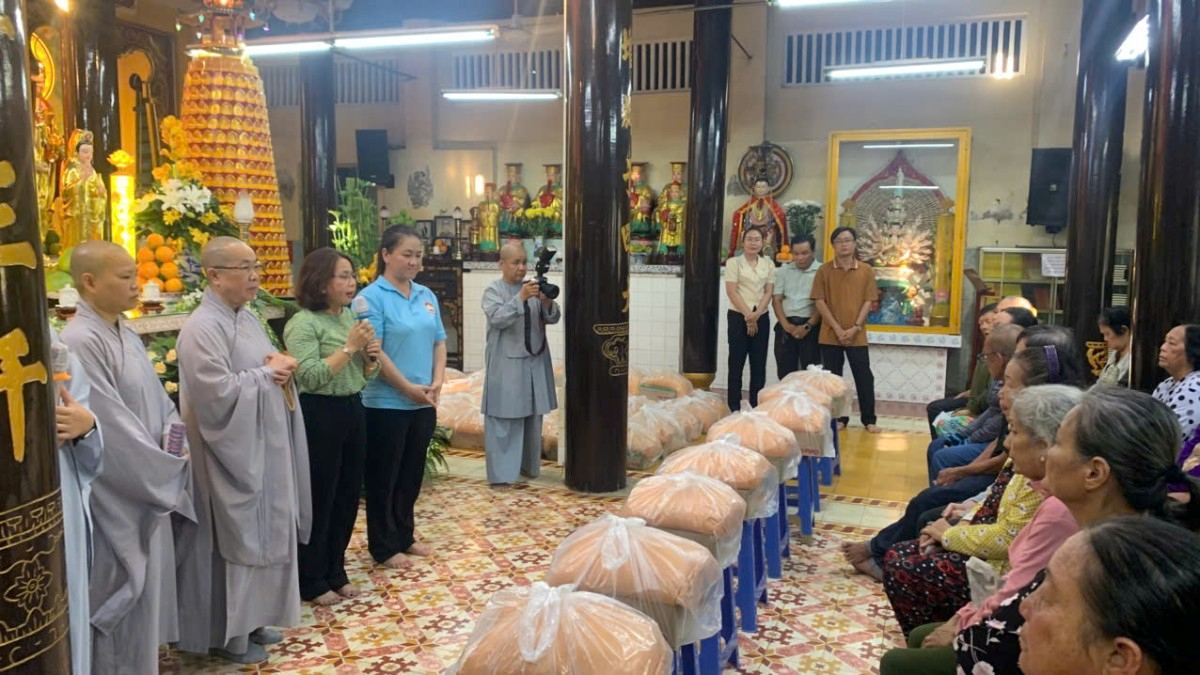 Trao tặng 100 phần quà đến bà con có hoàn cảnh khó khăn tại địa phương. Ảnh: Ngọc Hằng