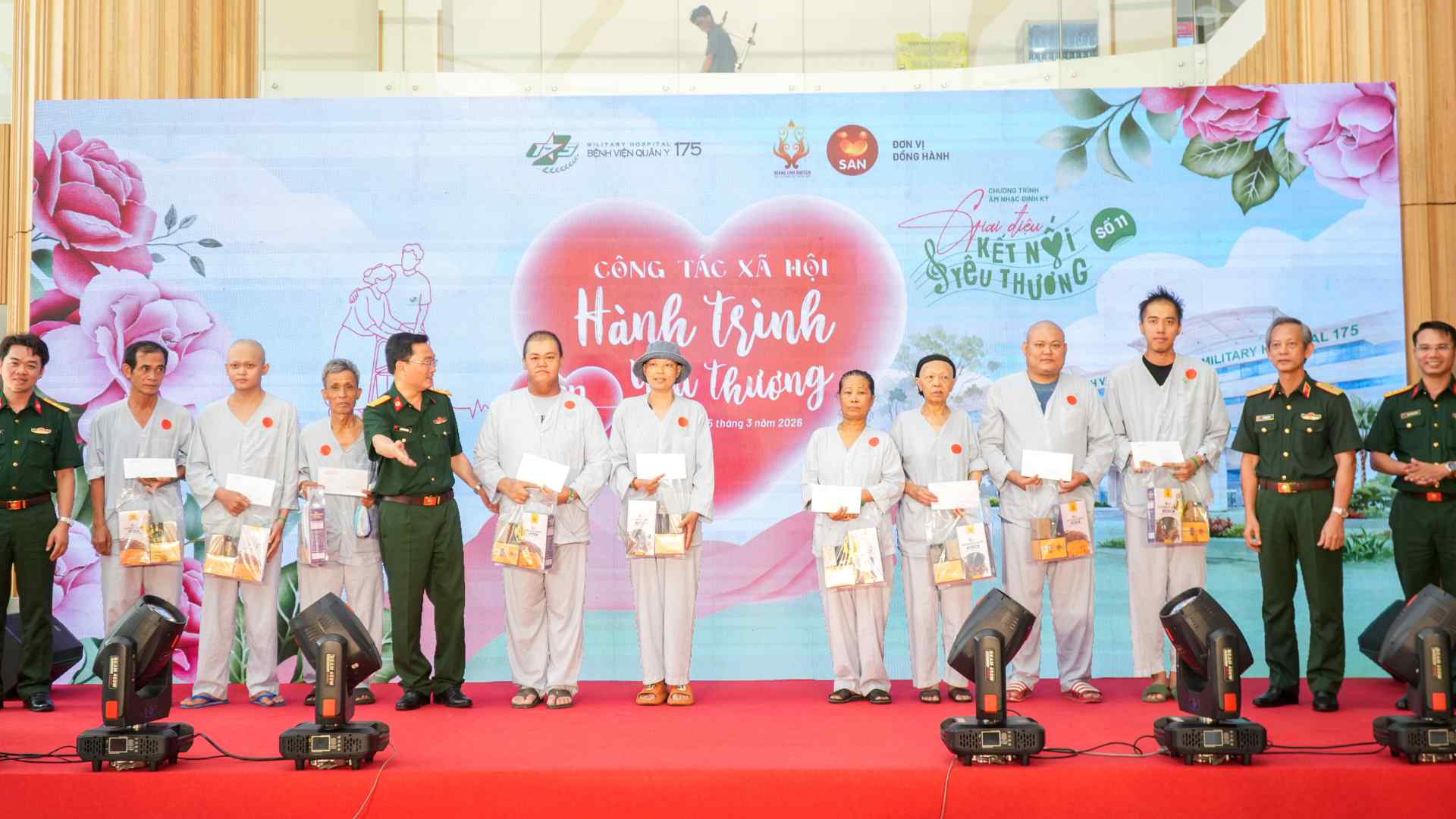 환자들은 베트남 사회 복지의 날 10주년을 기념하여 선물을 받았습니다. 사진: BVCC