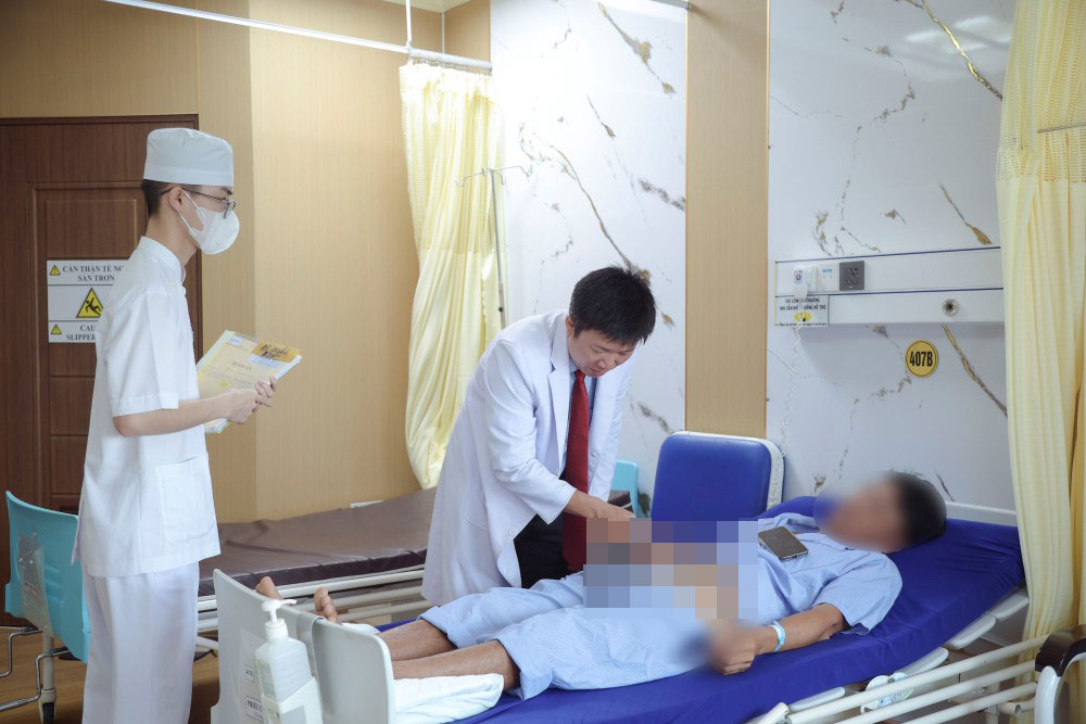 Caring for patients after a rare surgery in Ca Mau. Photo: Hospital provided.