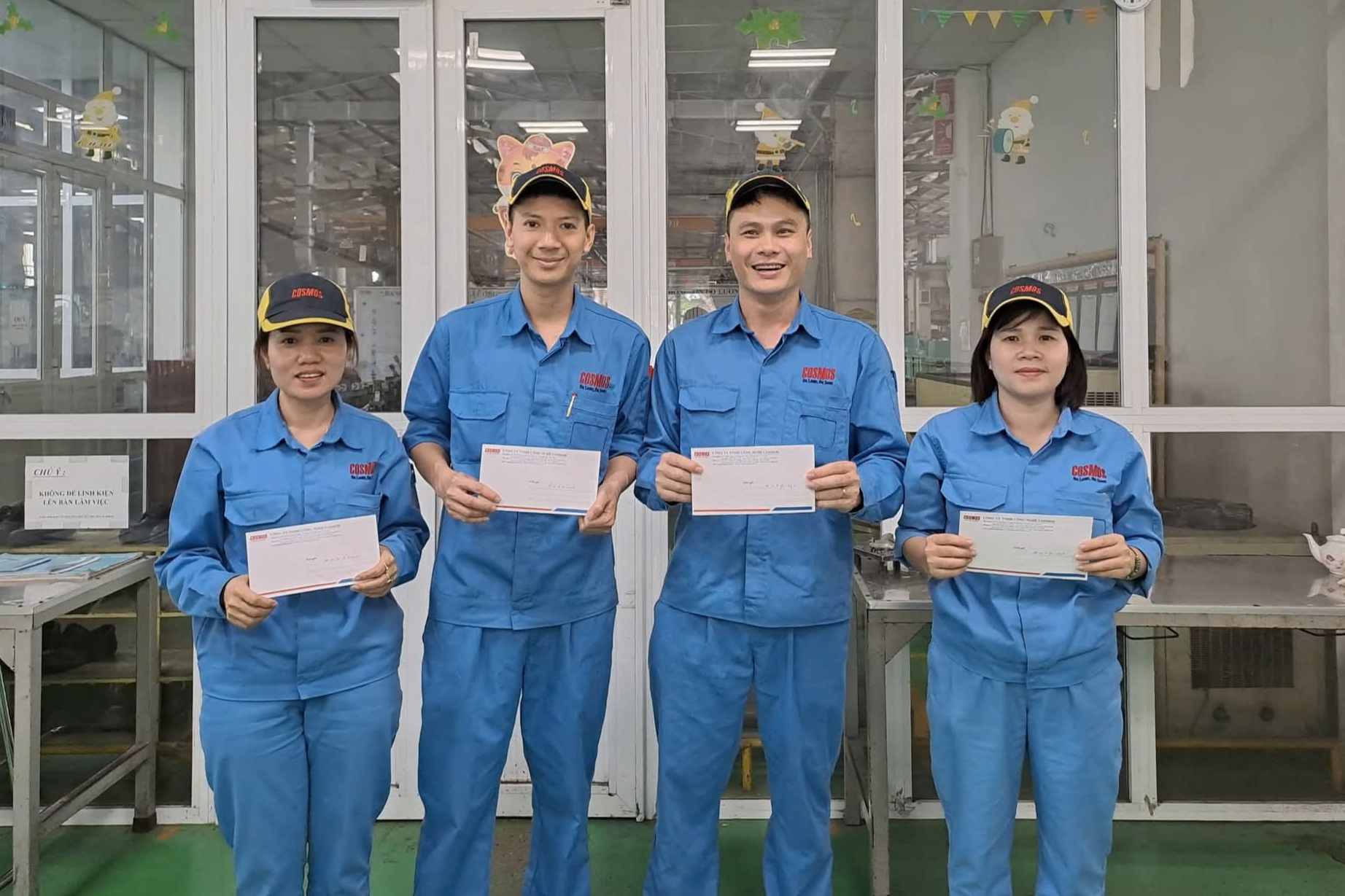 Workers are happy to receive gasoline money support from the company. Photo: COSMOS Technology Co., Ltd