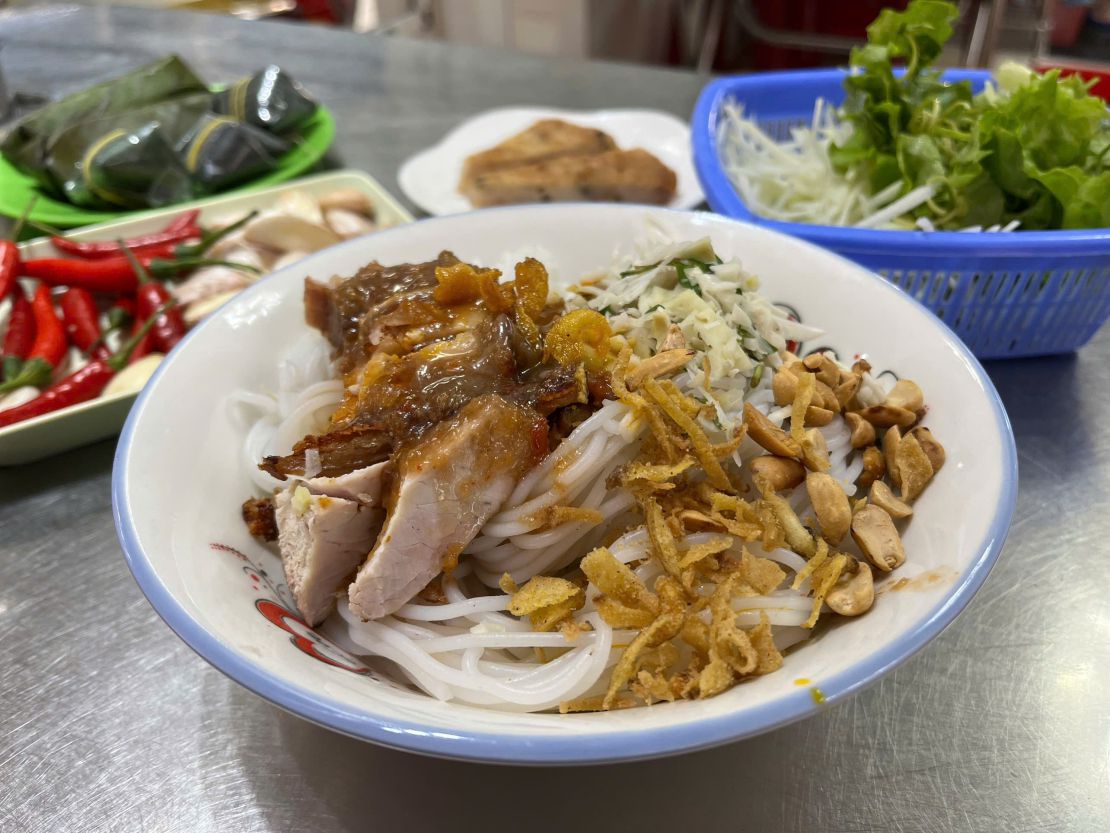 Bún mắm nêm là món ăn rất đặc trưng của ẩm thực miền Trung. Ảnh: Kỳ Lâm