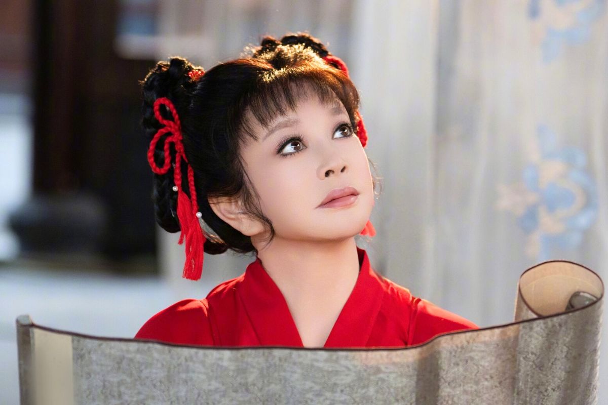 Lưu Hiểu Khánh đang tập trung đóng phim ngắn. Ảnh: Xinhua